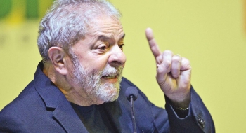 Como presente de aniversário, ex-presidente Lula pede que “não deixem destruir o país”